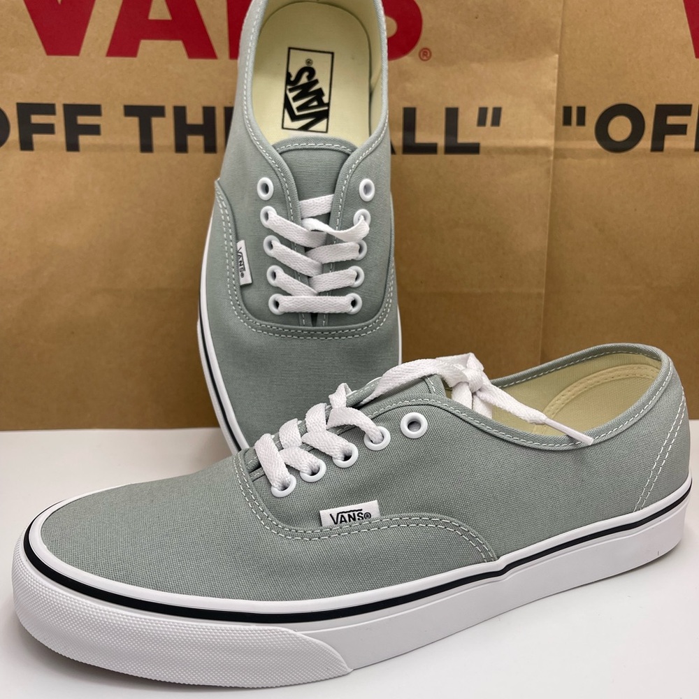 Vans WMNS Lt Gray Canvas Authentic Color Theory Pure Grey
VN000D7YEPO Sneakers